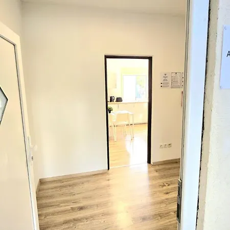 Monteurwohnung Mit Balkon, 4 Zimmer, Voll Ausgestattet, Waesche Inklusive, Kostenfreier Parkplatz Und Wlan - Ka01 איסרלון