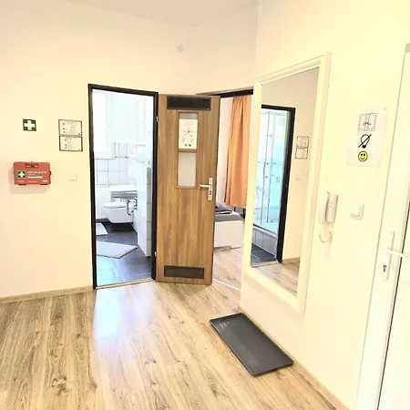 Monteurwohnung Mit Balkon, 4 Zimmer, Voll Ausgestattet, Waesche Inklusive, Kostenfreier Parkplatz Und Wlan - Ka01 איסרלון