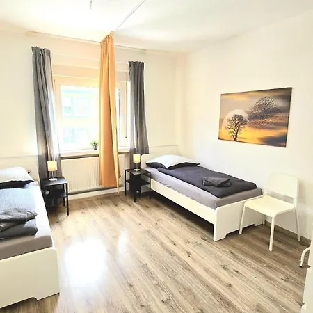 Monteurwohnung Mit Balkon, 4 Zimmer, Voll Ausgestattet, Waesche Inklusive, Kostenfreier Parkplatz Und Wlan - Ka01 דירה *