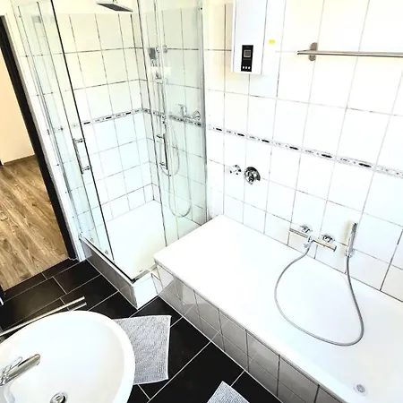 Monteurwohnung Mit Balkon, 4 Zimmer, Voll Ausgestattet, Waesche Inklusive, Kostenfreier Parkplatz Und Wlan - Ka01 דירה