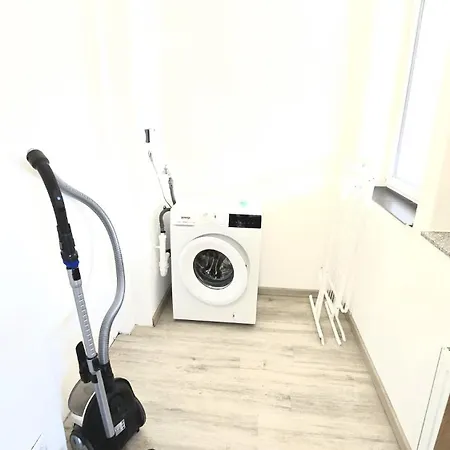 Monteurwohnung Mit Balkon, 4 Zimmer, Voll Ausgestattet, Waesche Inklusive, Kostenfreier Parkplatz Und Wlan - Ka01 *