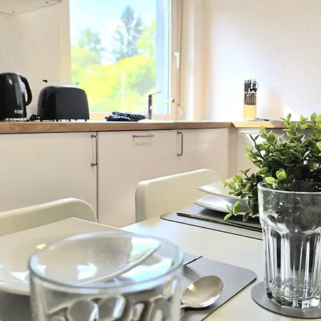Monteurwohnung Mit Balkon, 4 Zimmer, Voll Ausgestattet, Waesche Inklusive, Kostenfreier Parkplatz Und Wlan - Ka01 * איסרלון
