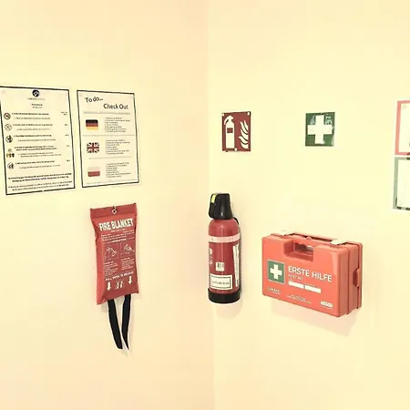 Monteurwohnung Mit Balkon, 4 Zimmer, Voll Ausgestattet, Waesche Inklusive, Kostenfreier Parkplatz Und Wlan - Ka01 דירה