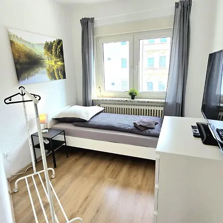 Monteurwohnung Mit Balkon, 4 Zimmer, Voll Ausgestattet, Waesche Inklusive, Kostenfreier Parkplatz Und Wlan - Ka01 דירה *