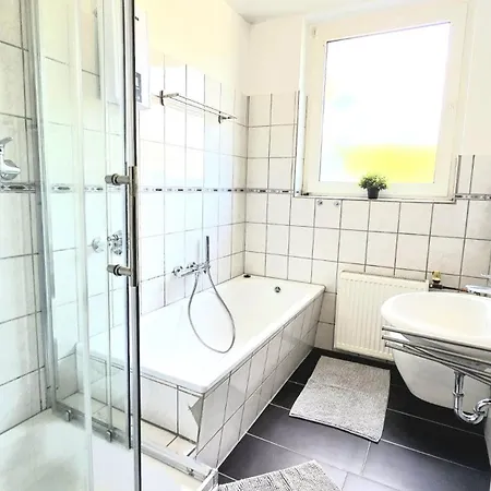 Monteurwohnung Mit Balkon, 4 Zimmer, Voll Ausgestattet, Waesche Inklusive, Kostenfreier Parkplatz Und Wlan - Ka01 * איסרלון