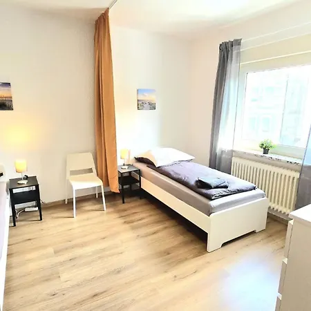 Monteurwohnung Mit Balkon, 4 Zimmer, Voll Ausgestattet, Waesche Inklusive, Kostenfreier Parkplatz Und Wlan - Ka01 דירה