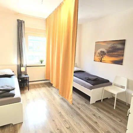 Monteurwohnung Mit Balkon, 4 Zimmer, Voll Ausgestattet, Waesche Inklusive, Kostenfreier Parkplatz Und Wlan - Ka01 דירה
